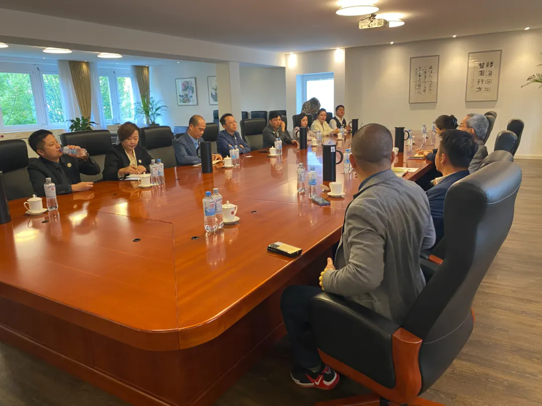 在領事館內，雙方進行了深入而友好的會談