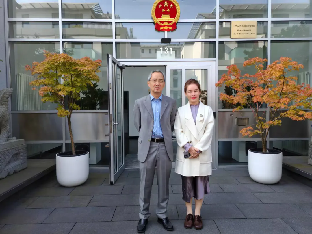 領事夏陽先生和黃思嫚女士合照留念